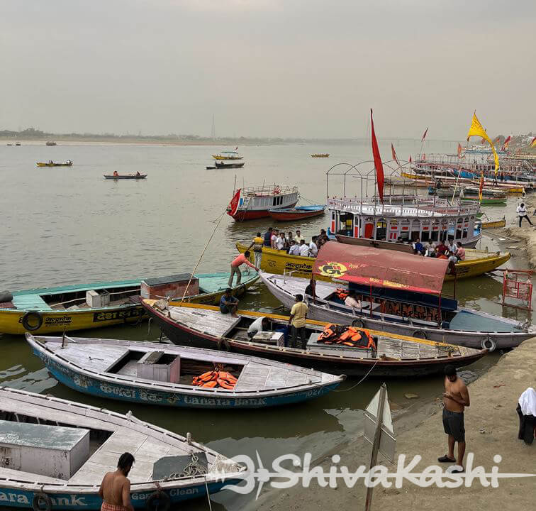 Boats at Varanasi ghat available for group booking Boats at Varanasi ghat available for group booking